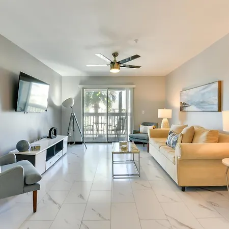Modern Destin Condo Walk To Golf Course And Beach!